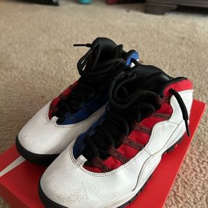 Boys White Used Jordans Size 6. Good Condition